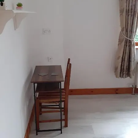 Kwatera prywatna Countryview Hse - Private 1 Bed Within Our Family - 10 Minute Drive To Town That Has An Array Of Restaurants And Shops - Will Need A Car To Get Around - No Local Bus Service - No Oven Or Hob In Kitchenette *