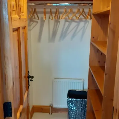 Countryview Hse - Private 1 Bed Within Our Family - 10 Minute Drive To Town That Has An Array Of Restaurants And Shops - Will Need A Car To Get Around - No Local Bus Service - No Oven Or Hob In Kitchenette Ennis