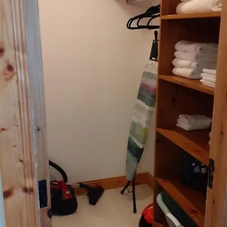 Countryview Hse - Private 1 Bed Within Our Family - 10 Minute Drive To Town That Has An Array Of Restaurants And Shops - Will Need A Car To Get Around - No Local Bus Service - No Oven Or Hob In Kitchenette Kwatera prywatna