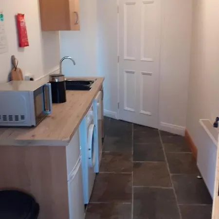 Countryview Hse - Private 1 Bed Within Our Family - 10 Minute Drive To Town That Has An Array Of Restaurants And Shops - Will Need A Car To Get Around - No Local Bus Service - No Oven Or Hob In Kitchenette Kwatera prywatna Ennis