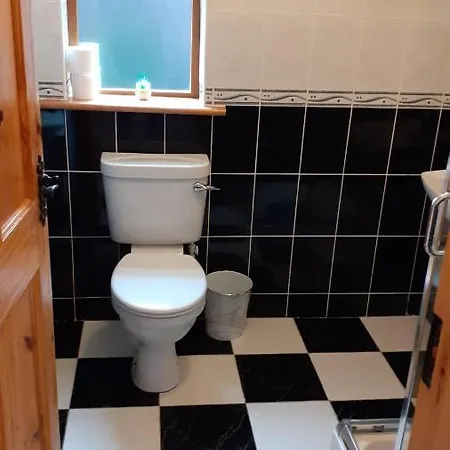 Countryview Hse - Private 1 Bed Within Our Family - 10 Minute Drive To Town That Has An Array Of Restaurants And Shops - Will Need A Car To Get Around - No Local Bus Service - No Oven Or Hob In Kitchenette Kwatera prywatna *