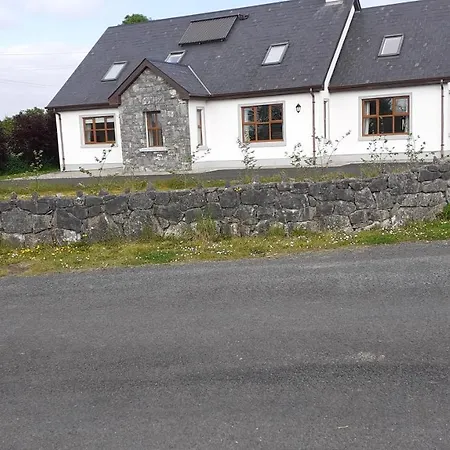 Countryview Hse - Private 1 Bed Within Our Family - 10 Minute Drive To Town That Has An Array Of Restaurants And Shops - Will Need A Car To Get Around - No Local Bus Service - No Oven Or Hob In Kitchenette *